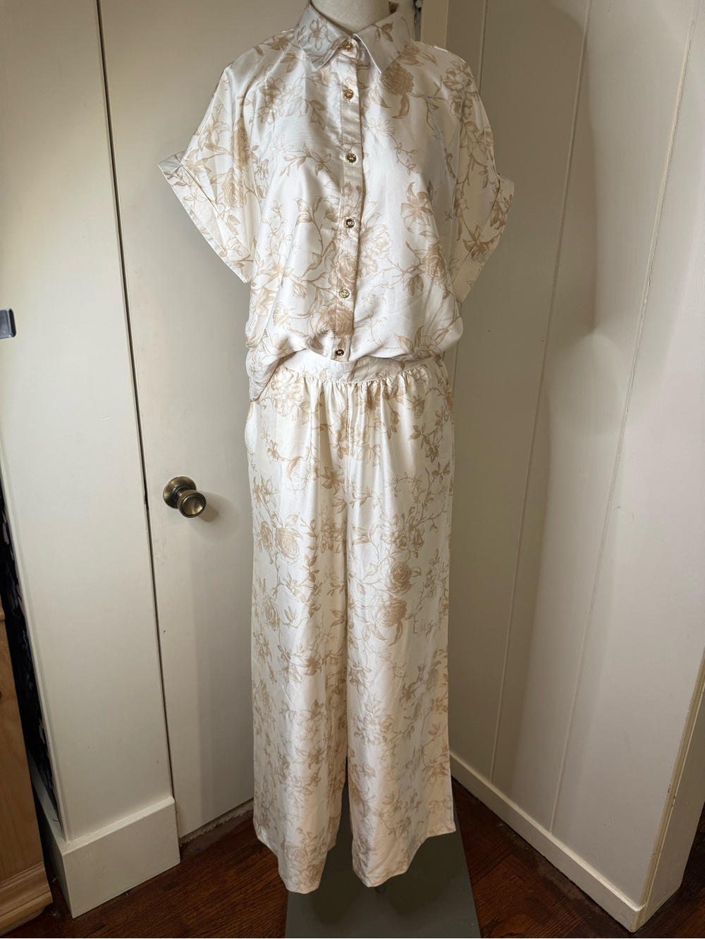 Love & Pieces Cream Floral Top with Subtle Tan Print Sz M